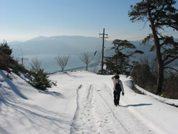 成相山山頂へ、途中車を止めて徒歩20分（積雪50ｃｍ）