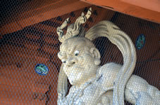 大門の金剛力士像は法橋運長作。