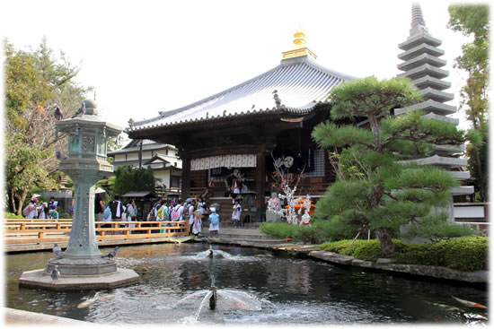 霊山寺「大師堂」と泉水池