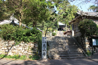 恩山寺は小松島市の郊外、小高い山の中腹に建っています。