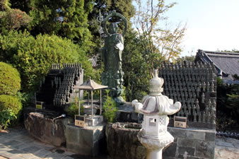 水子地蔵像の周囲には、数多くの小さい地蔵像が並 んでいます。