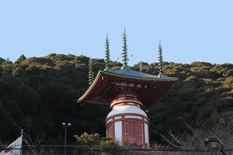 「瑜祇塔」この塔は、当山開創ならびに弘法大師の四国八十八ヵ所、開創1150年を記念して昭和38年9月に建立、その大きさは日本一である。