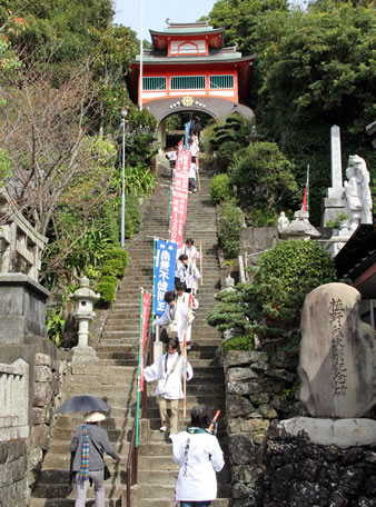 108段の石段の途中に、朱塗りの鐘楼門