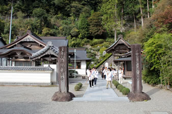 標高430ｍの山上にある神峯寺は、海辺から登るため、標高差（400ｍ以上）があり、昔から 難所のひとつといわれています。