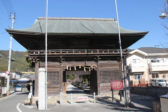 土佐神社の参道入り口に建つ「楼門（神光門）」