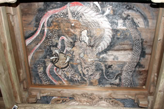 仁王門の天井に龍の絵が描かれています。