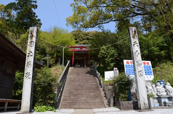 赤い鳥居の奥が「稲荷神社」まさに神仏習合の寺院です。