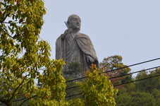 裏山の弘法大師像（高さ16m）