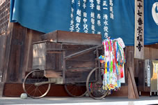 「箱車」犬に引かせた箱車で　巡礼していた足が不自由な少年が、昭和8年この寺で足が治ったため、松葉杖と共に奉納したものだそうです。
