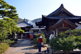参道の左側に天皇寺高照院の本堂と大師堂。