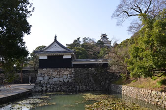 高知城をめぐる堀、現存する堀は約1/3足らず。
