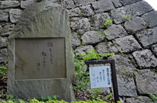 高浜虚子の句碑「稲むしろあり　飯の山あり　昔今」65歳の高浜虚子は、丸亀城を訪れ、三の丸の高台からの眺めをこのように詠みました。