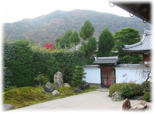弘源寺の「虎嘯の庭」と嵐山の借景