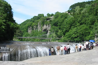吹割の滝を覗き込み観光客。