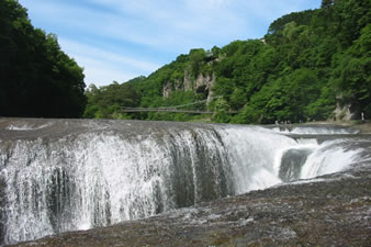 吹割の滝は幅30m、高さ7mのこの滝は国の天然記念物。