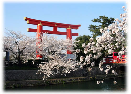 琵琶湖疎水と平安神宮の鳥居