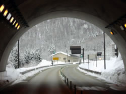 トンネルを抜けると雪国です。（平湯トンネル？、安房トンネル？）