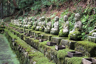 弘法大師が四国八十八カ所を模した霊場を開くために、佐渡の石工に八十八体もの石仏を刻ませたと伝えられています。