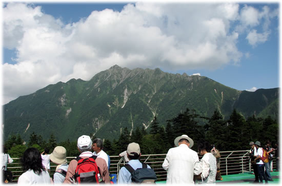 展望台から西穂高岳を望む。