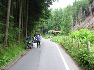 「京見峠の名水」の周辺道路の道幅は狭くなっており、対向車もあるので注意！