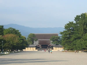 「建礼門」は京都御所の正門中央にあります。