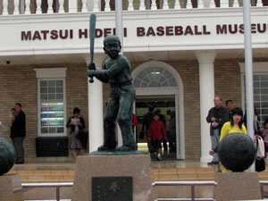 松井選手、6歳の時の銅像（右打席）