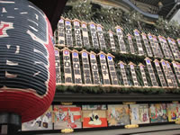 南座、歌舞伎の顔見世興行の「まねき上げ」看板を掲げる。