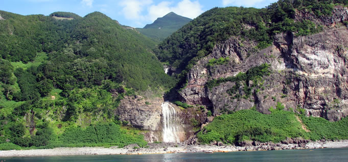 知床半島 「カムイワッカの滝」