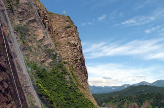オロンコ岩の絶壁