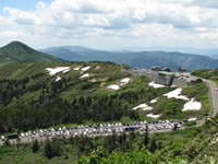 八幡平山頂からの眺望（所々白く見えるのは残雪と手前は駐車場）