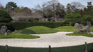 「城南離宮の庭」城南の地が最も華やかであった離宮時代の様子を表す枯山水庭園。玉砂利が離宮の池を、緑濃い龍の鬚 が覆う部分が陸地を、そして岩組みが殿舎を象徴しています。