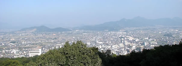 本殿前の広場から琴平市内と讃岐平野が見渡せます。