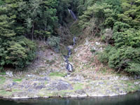 蓮如の滝（美山町内久保にある蓮如の滝。水量は少ないが、落差63mがあって美しい滝です。）