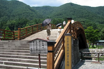 1991年に奈良井川に架けられた太鼓型「木曽の大橋」