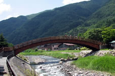 橋脚を持たない木製の橋としては日本有数の大きさを誇ります。