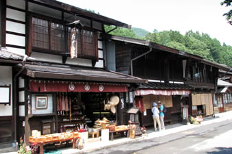 奈良井宿には、漆器店や蕎麦屋が軒を連ねています。