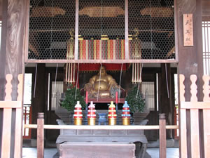 天王殿では日本最古の都七福神の本尊布袋尊（弥勒菩薩の化身）