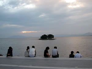 宍道湖の夕景を見に来る見物客