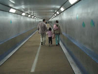 幅4m、延長780mの人道トンネルは歩行者は無料です。