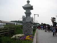江ノ島弁天橋のたもとにある龍の灯籠