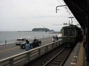 「鎌倉高校前駅」湘南の海と江の島。