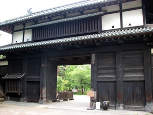 弘前城公園南側の玄関口となる追手門口