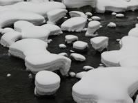 豊平川に雪の造形美