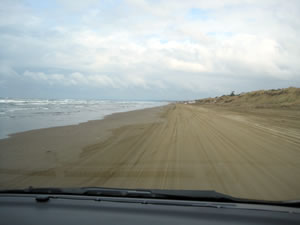 「千里浜なぎさドライブウェイ 」日本では唯一の天然砂浜を走る全長約８kmのドライブウェイ。