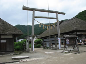 大きな鳥居が建っていた。これは村社である高倉神社への参道…
