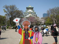 大阪城天守閣をバックに記念写真。