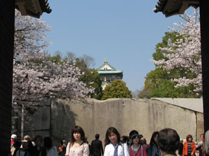 桜門と梯形の巨石
