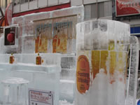 バーカウンターやジョッキが氷で作られています。