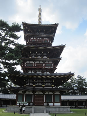 西塔は昭和56年（1981年）に復興されました。