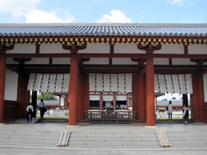 「中門」は昭和59年（1984）に西塔に引き続き復興されました。